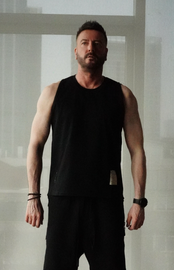 sleeveless vest tee. black